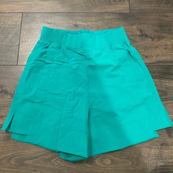 Lululemon Size XXS Green Shorts Five Inch Inseam - Picture 1 of 3